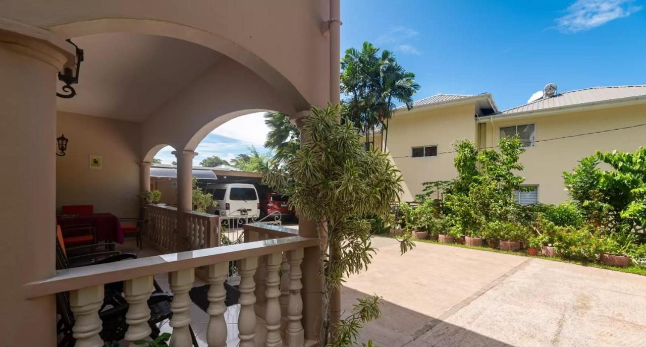 Chez Benoit Self Catering Apartment Victoria Bagian luar foto