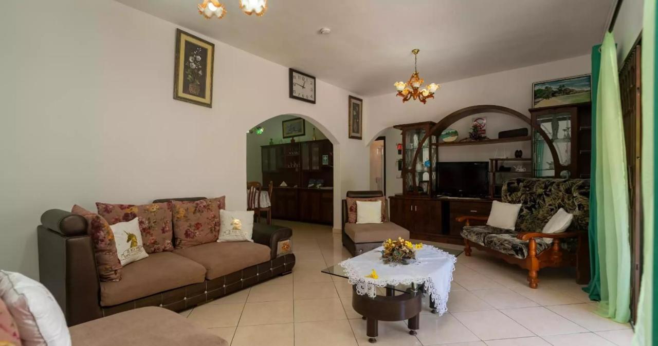 Chez Benoit Self Catering Apartment Victoria Bagian luar foto