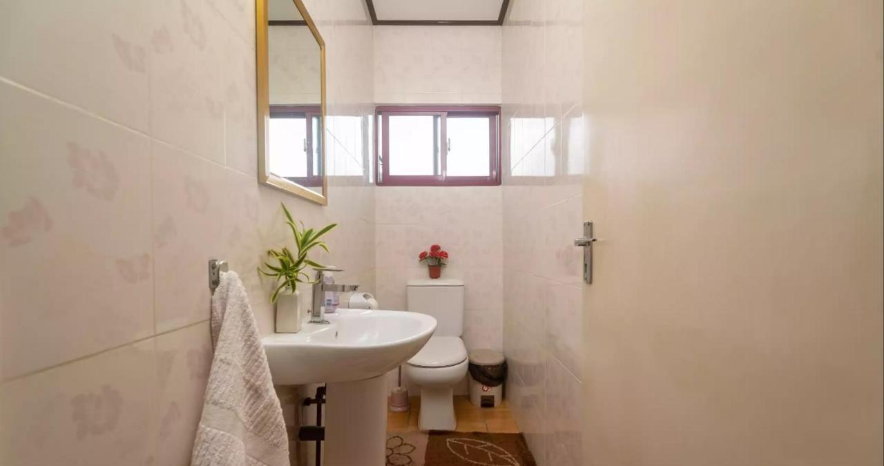 Chez Benoit Self Catering Apartment Victoria Bagian luar foto