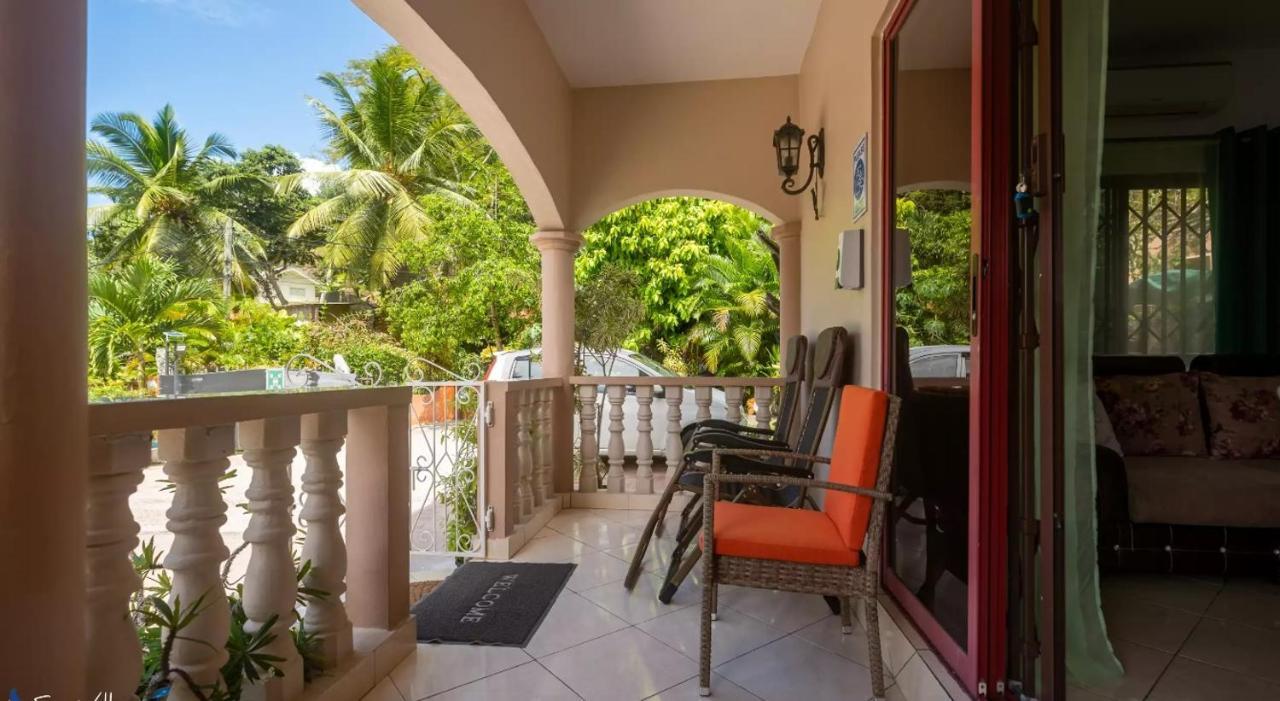 Chez Benoit Self Catering Apartment Victoria Bagian luar foto
