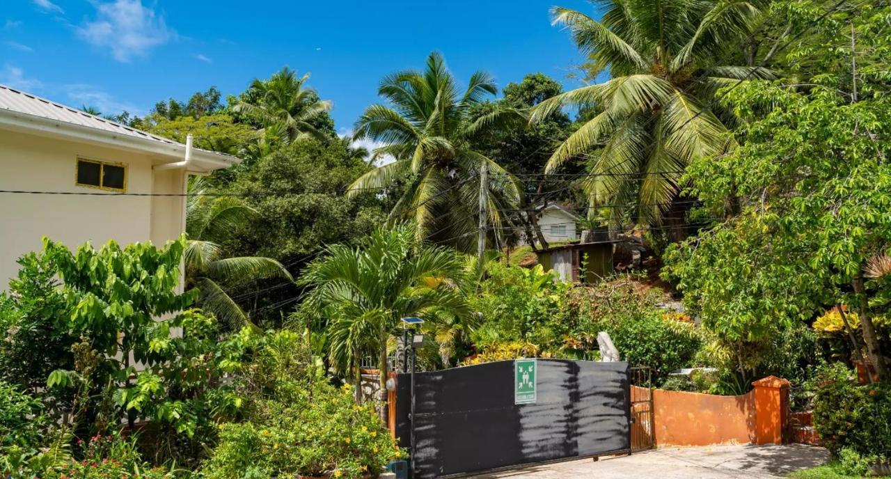 Chez Benoit Self Catering Apartment Victoria Bagian luar foto