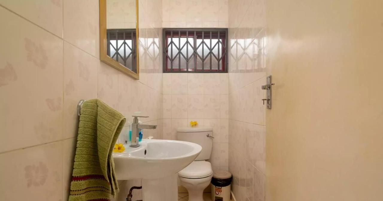 Chez Benoit Self Catering Apartment Victoria Bagian luar foto