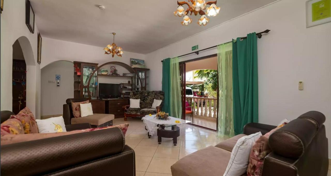 Chez Benoit Self Catering Apartment Victoria Bagian luar foto