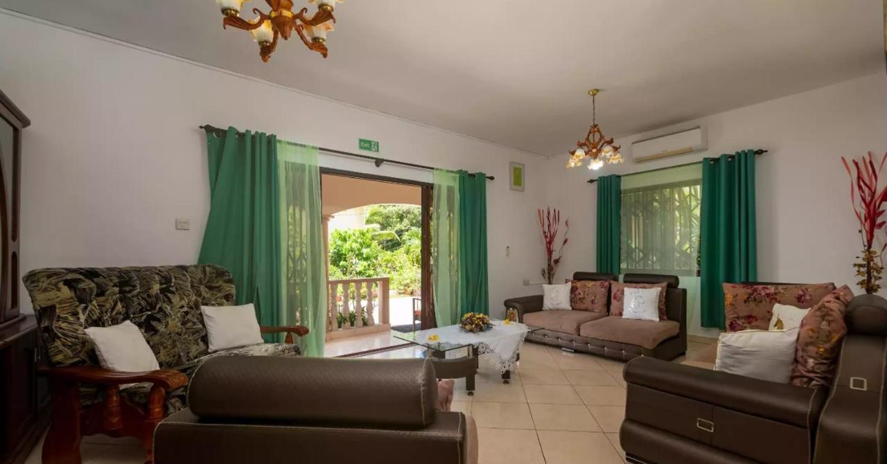 Chez Benoit Self Catering Apartment Victoria Bagian luar foto