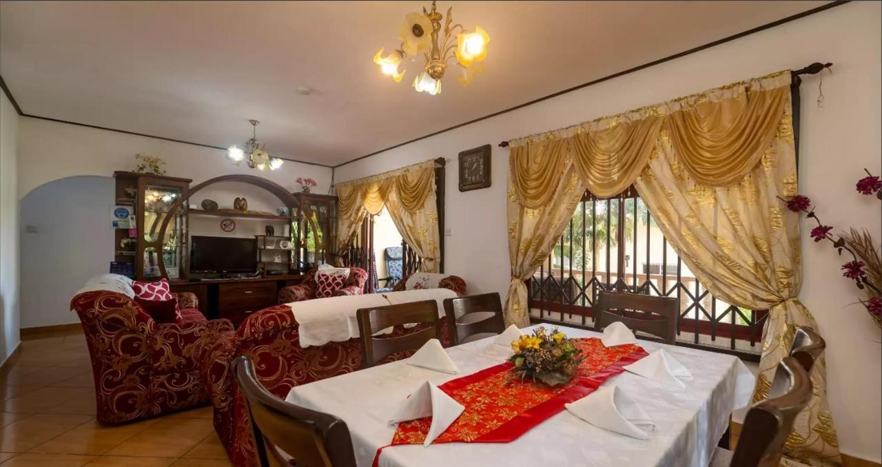 Chez Benoit Self Catering Apartment Victoria Bagian luar foto